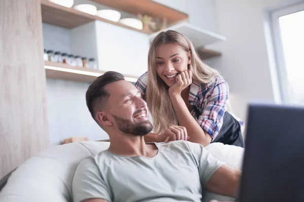 De près. jeune couple regardant l'écran d'ordinateur portable. — Photo