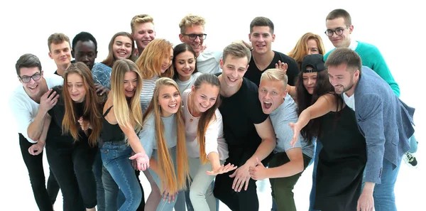 Groep vrolijke jongeren die naar de camera kijken. — Stockfoto