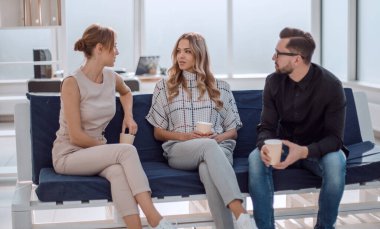 İş adamları ofis lobisinde bir şey tartışıyorlar.
