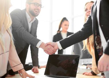 Mutlu çalışanlar iş yerinde el sıkışıyor..