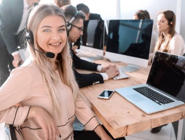 Genç çağrı merkezi danışmanı masasında oturuyor.