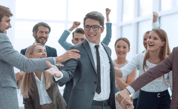 Hombre de negocios feliz de pie entre sus colegas. —  Fotos de Stock