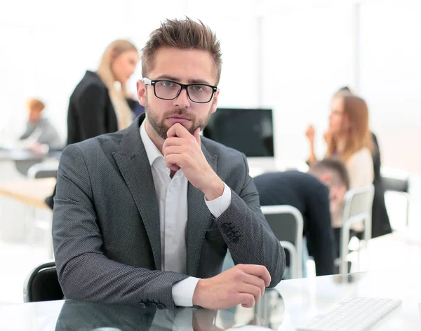 Joven empresario exitoso sentado en una oficina Escritorio . — Foto de Stock