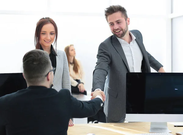 Welkom handdruk van mensen uit het bedrijfsleven in het kantoor. — Stockfoto