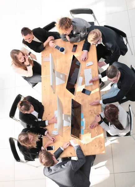 Bovenaanzicht. business team bespreekt ideeën voor een nieuw project. — Stockfoto