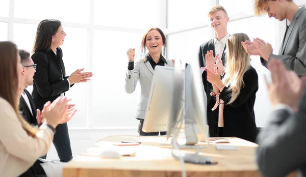 Feliz equipo de negocios aplaudiendo de pie en la oficina  . —  Fotos de Stock