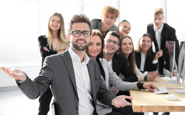 Jong zakenman en bedrijfsteam op de werkplek. — Stockfoto