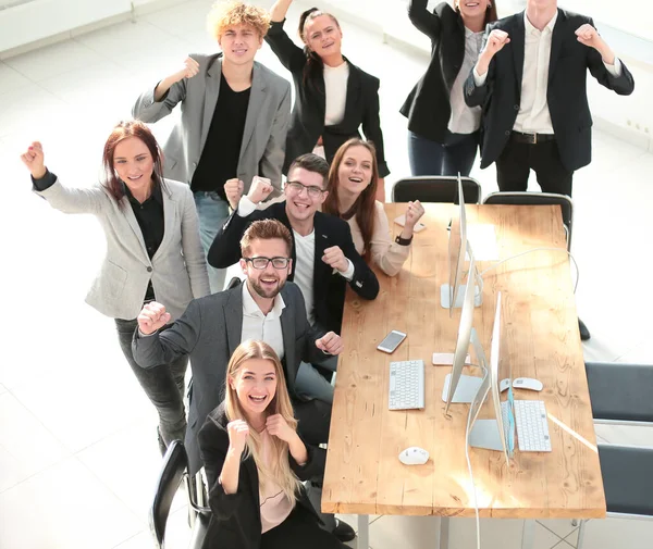 Vista superior. feliz equipo de negocios mostrando su éxito — Foto de Stock