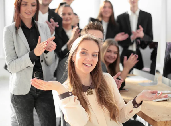 Groep van diverse kantoormedewerkers op de werkplek. — Stockfoto