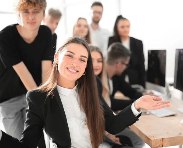 Junge Geschäftsfrau über den Hintergrund ihrer Kollegen — Stockfoto