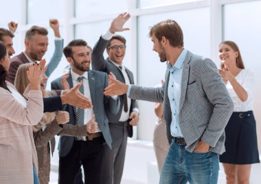 Genç iş adamları liderlerine hoş geldin diyor. başarı kavramı