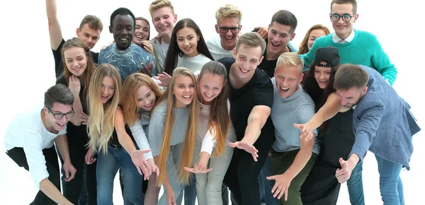 Groep vrolijke jongeren die naar de camera kijken. — Stockfoto