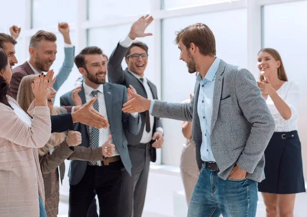 Jovem equipe de negócios dando boas-vindas ao seu líder. conceito de sucesso — Fotografia de Stock