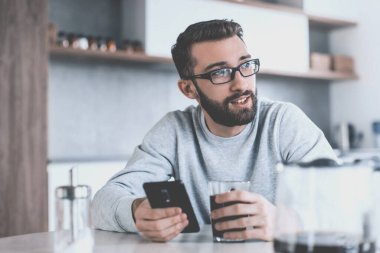 Kapat. Kahvaltıda e-posta okuyan adam