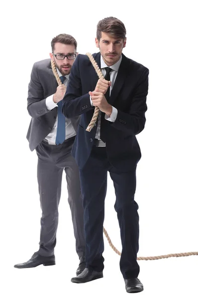 Longitud total. dos hombres de negocios tirando de una cuerda larga. — Foto de Stock