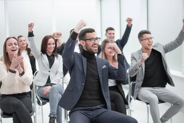 Jubelende groep jongeren applaudisseert in de vergaderzaal — Stockfoto