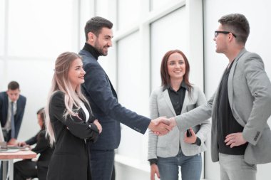 İş merkezinin ofisinde çalışan imaj çalışanları