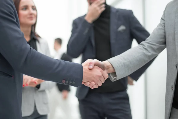 Apretón de manos de los socios comerciales jóvenes. el concepto de cooperación — Foto de Stock