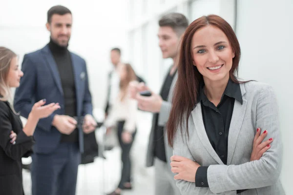 Wanita bisnis muda berdiri di kantor modern. — Stok Foto