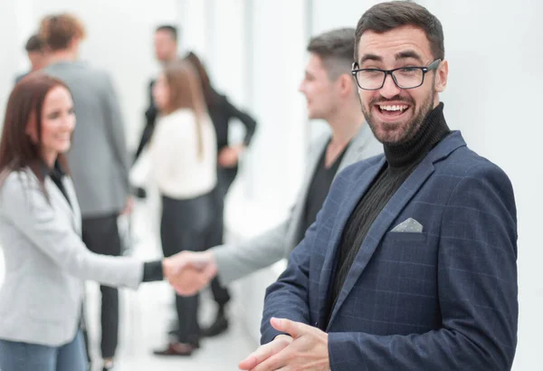 Sorridente homem de negócios em pé no salão do centro de negócios — Fotografia de Stock