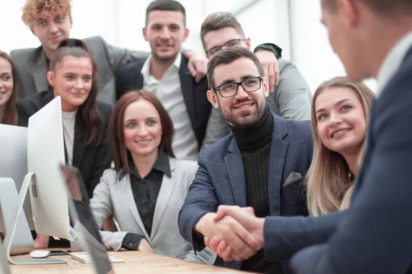 Gente de negocios estrechando las manos sentados en la oficina Escritorio. — Foto de Stock