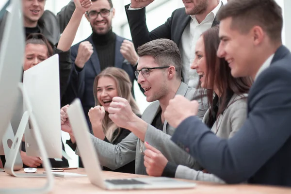 Jublande affärsteam tittar på datorskärmen — Stockfoto