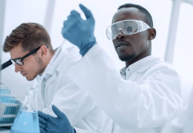 Bir grup bilim adamı sıvı üzerinde deneyler yapıyor.