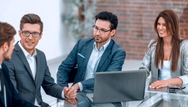 İş ekibi iş toplantısı yapıyor.