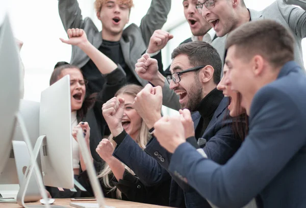 Glada affärsteam är jublande på arbetsplatsen. — Stockfoto