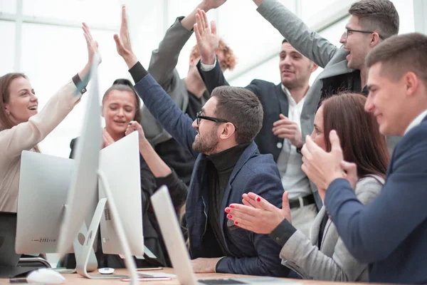 Felice gruppo di lavoro applaude vicino al desktop — Foto Stock