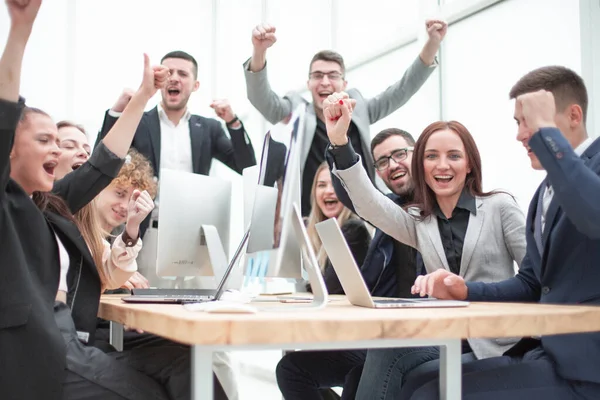 Groupe d'employés de bureau heureux assis à une table . — Photo