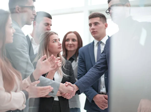 Affärspartners skakar hand i ett modernt kontor. — Stockfoto