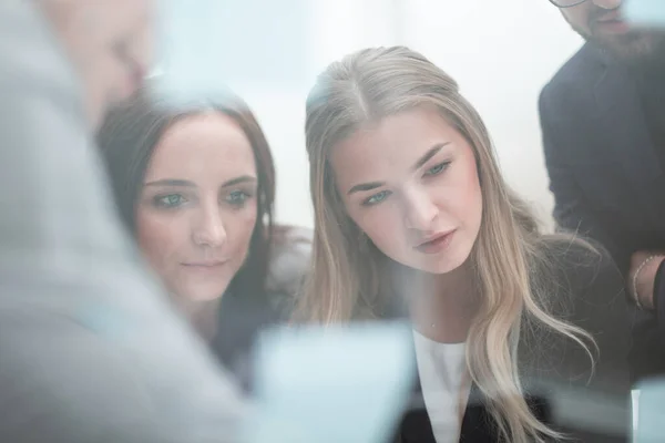 Giovani dipendenti che discutono coniglietti appiccicosi. concetto di business — Foto Stock