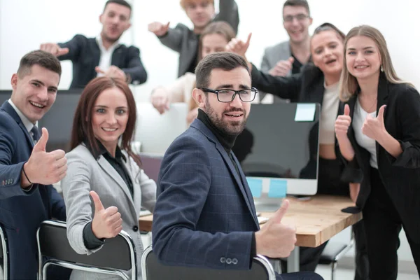 Grupo de jóvenes profesionales mostrando pulgares hacia arriba —  Fotos de Stock