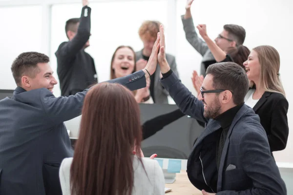 Grupo de jóvenes empresarios que se dan unos a otros una alta cinco — Foto de Stock