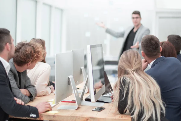 Chefe do projecto realiza uma reunião de trabalho com o grupo de trabalho. — Fotografia de Stock