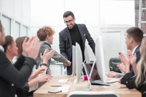 Uomini d'affari che si stringono la mano a una riunione di lavoro — Foto Stock