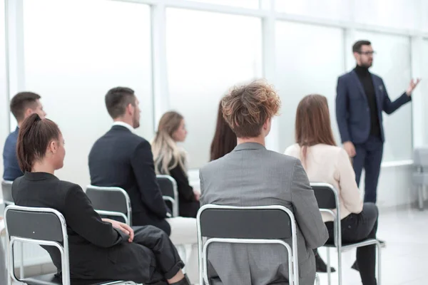 Equipe de negócios ouvindo o alto-falante na sala de conferências — Fotografia de Stock