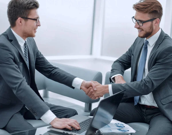 De près. homme d'affaires serrant la main avec un partenaire d'affaires — Photo