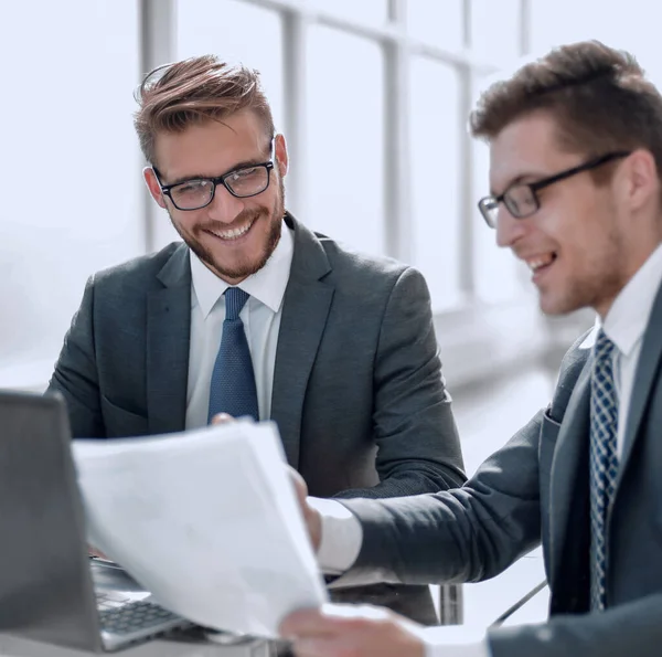 Socios comerciales que discuten documento de negocios . — Foto de Stock