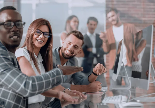 Medewerkers van het bedrijf houden een briefing in het kantoor — Stockfoto