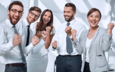 Mutlu iş ekibi başarılarını kutluyor..