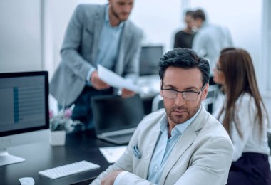 Ofis masasında oturan iş adamı.