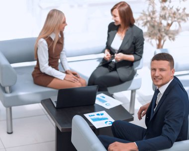 Müdür Finans, meslektaşlarının geçmişiyle ilgili belgelerle çalışıyor..