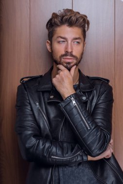 Deri ceketli adam modası, ahşap arka plan
