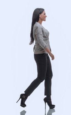 Tam boy. Yan görünüş. modern genç kadın kendinden emin bir şekilde ileri gidiyor.