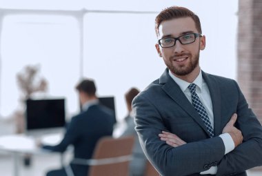 Ofisin arka planında başarılı bir işadamı