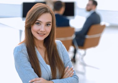 Bulanık arka plan ofisindeki iş kadını