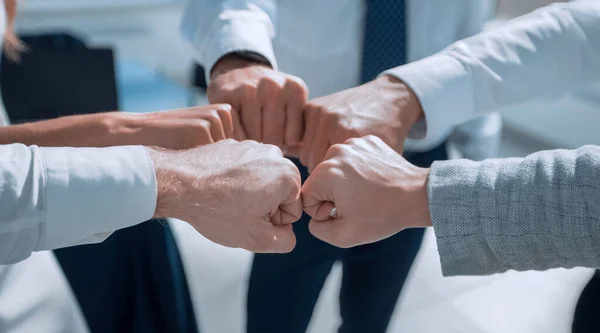 De cerca. equipo de negocios poniendo sus puños juntos — Foto de Stock