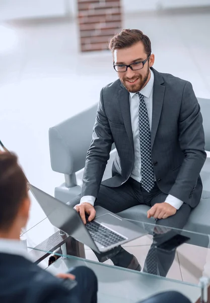 Dos empresarios en la computadora en la oficina — Foto de Stock